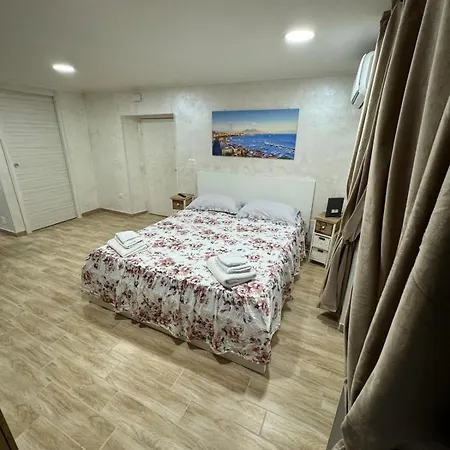 Spezzano House * נאפולי